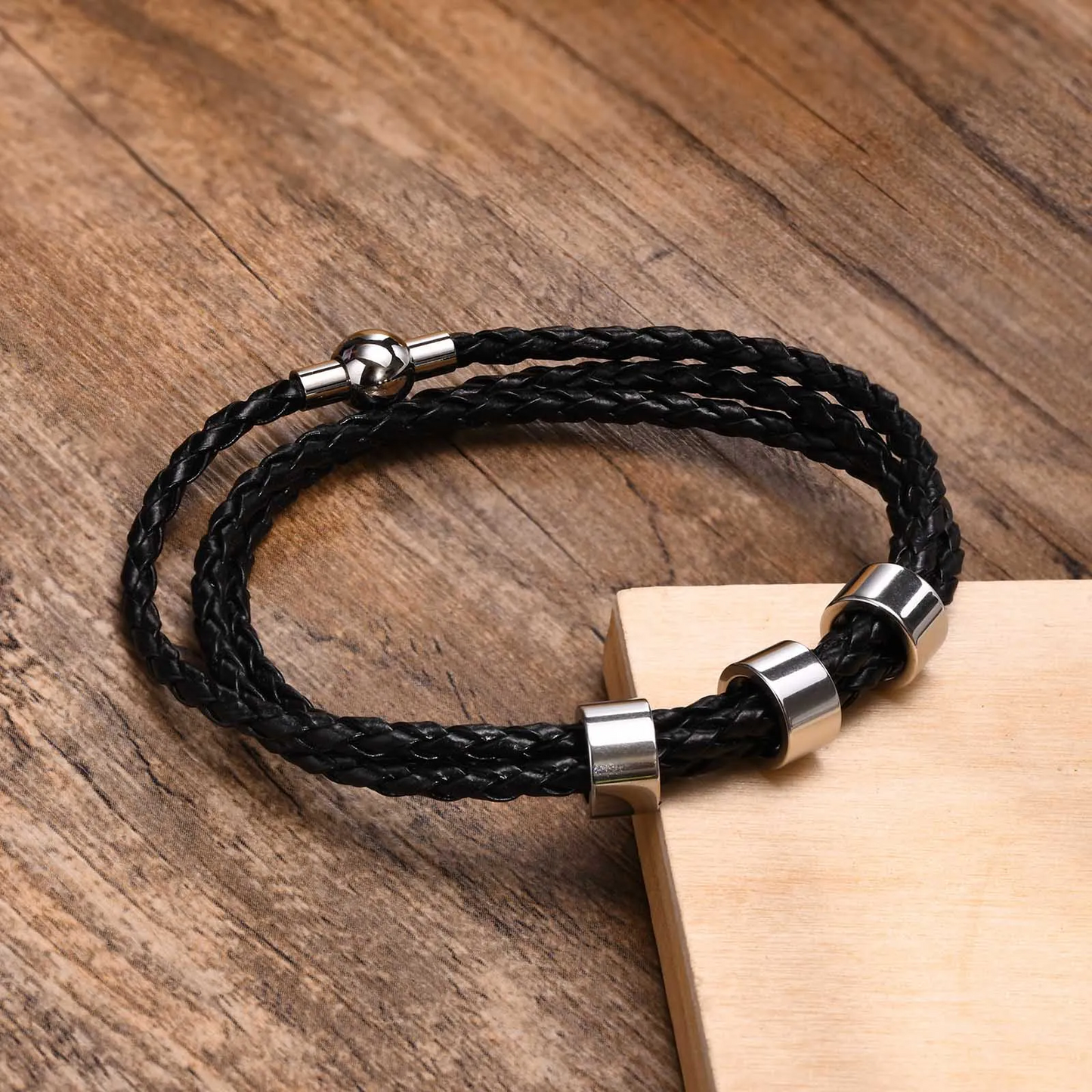 Lederarmband mit gravierten Ringen - Ring of Elegance