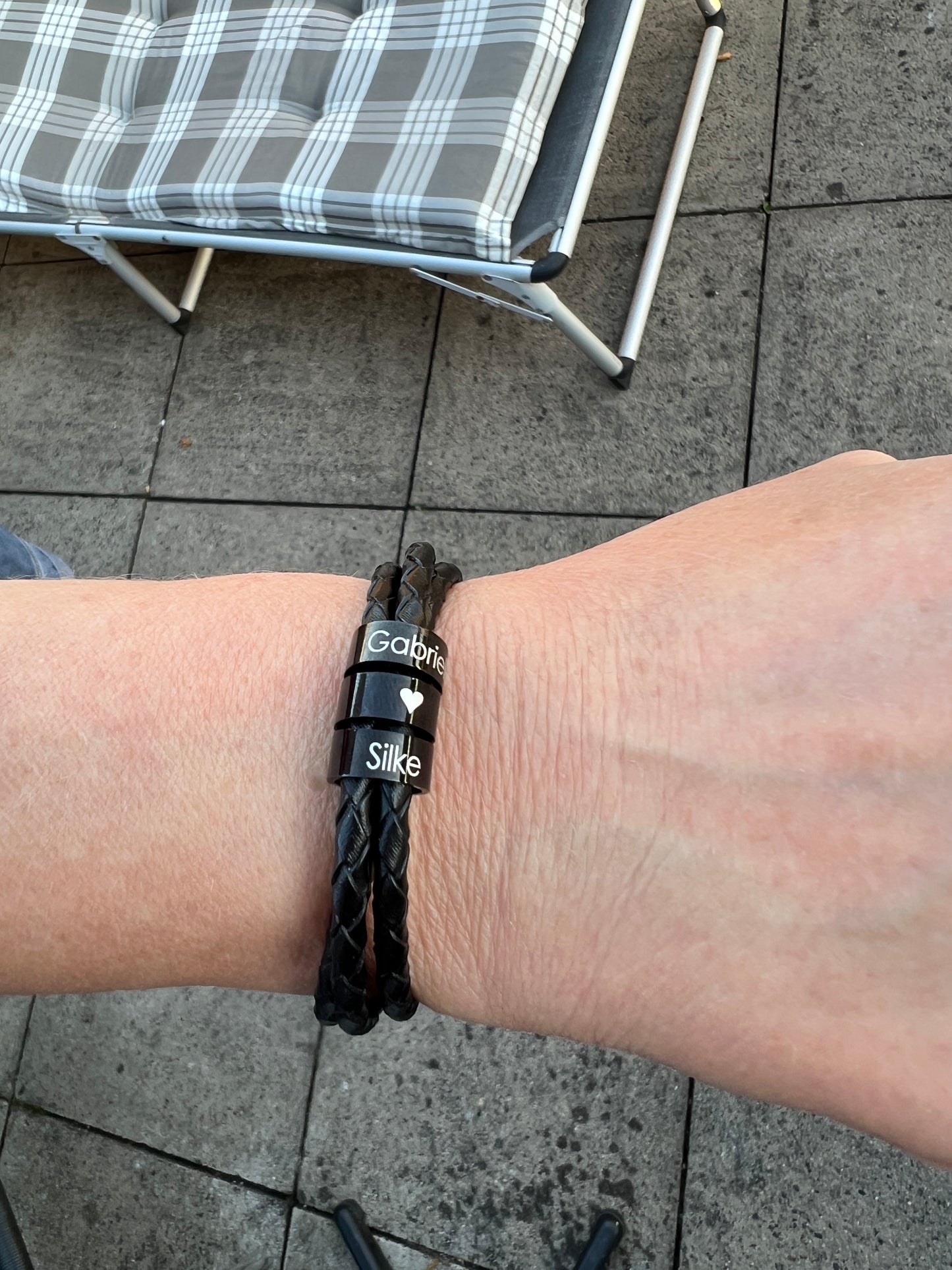 Lederarmband mit individuell gravierten schwarzen Ringen - Black Ring Elegance