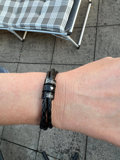 Lederarmband mit individuell gravierten schwarzen Ringen - Black Ring Elegance